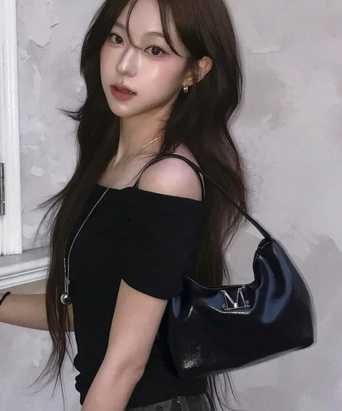 MUCENT（ムセント）の「【日本未発売/WEB限定】MUCENT(ムセント)/軽量 コンパクト ショルダー ハンドバッグ/MORIN METAL LOGO COMPACT SHOULDER BAG（ショルダーバッグ・レディース・ブラック・FREE）」の3枚目の写真