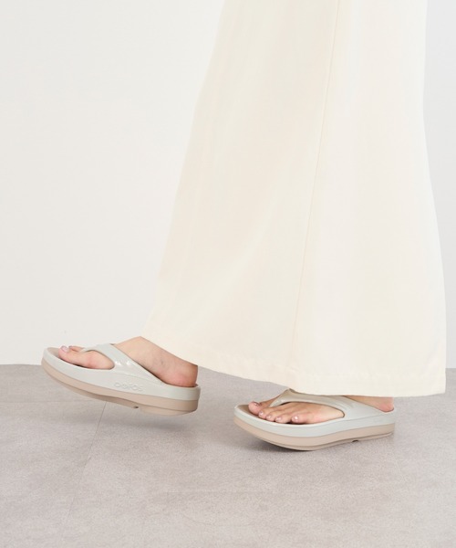 OOFOS(ウーフォス)の「【OOFOS】OOmega Luxe-リカバリーサンダル(サンダル・レディース・ライトベージュ・24/25)」の5枚目の写真