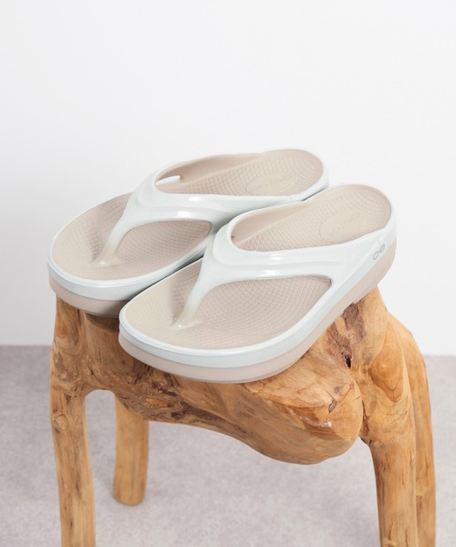 OOFOS(ウーフォス)の「【OOFOS】OOmega Luxe-リカバリーサンダル(サンダル・レディース・ライトベージュ・24/25)」の7枚目の写真