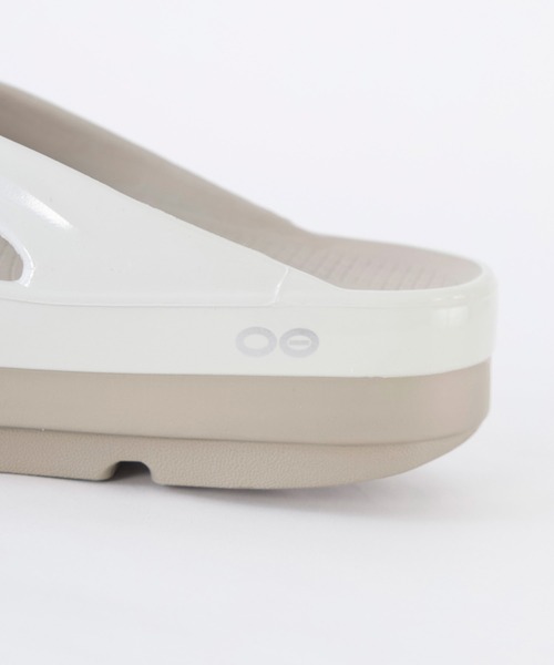 OOFOS(ウーフォス)の「【OOFOS】OOmega Luxe-リカバリーサンダル(サンダル・レディース・ライトベージュ・24/25)」の16枚目の写真