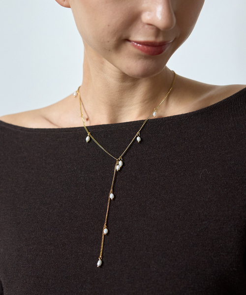 Rouge vif(ルージュヴィフ)の「【PETIT MOMENTS/プティ・モーメント】パールチェーンネックレス Drop Lariat NL(ネックレス・レディース・ゴールド・フリー)」の5枚目の写真
