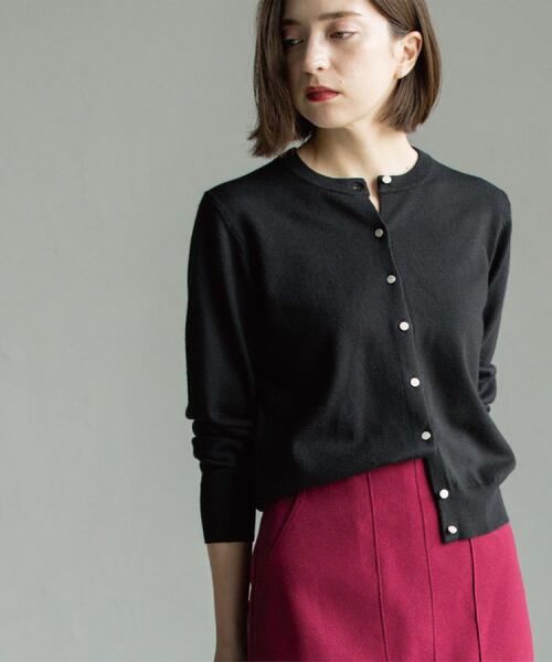 OPAQUE.CLIP（オペークドットクリップ）の「クルーニットカーディガン/エクストラファインメリノウール【THEシリーズ/洗濯機OK】（カーディガン/ボレロ・レディース・グレー/ブルー系その他7/ブラック/グリーン/ワインレッド/キャメル・38/40/36/42）」の2枚目の写真