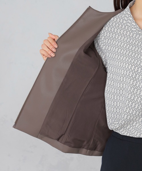 GALLORIA（ギャローリア）の「フェイクレザー　ノーカラージャケット（ノーカラージャケット・レディース・ベージュ/ブラウン・S/M/L/LL）」の4枚目の写真