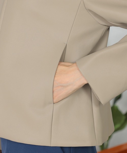 GALLORIA（ギャローリア）の「フェイクレザー　ノーカラージャケット（ノーカラージャケット・レディース・ベージュ/ブラウン・S/M/L/LL）」の5枚目の写真