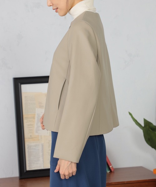 GALLORIA（ギャローリア）の「フェイクレザー　ノーカラージャケット（ノーカラージャケット・レディース・ベージュ/ブラウン・S/M/L/LL）」の9枚目の写真