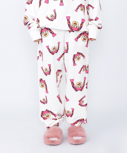 PUNYUS(プニュズ)の「【新サイズ】NAOMIチャン総柄スウェットパンツ(スウェットパンツ・レディース・ホワイト・1/2/3/4/5)」の1枚目の写真