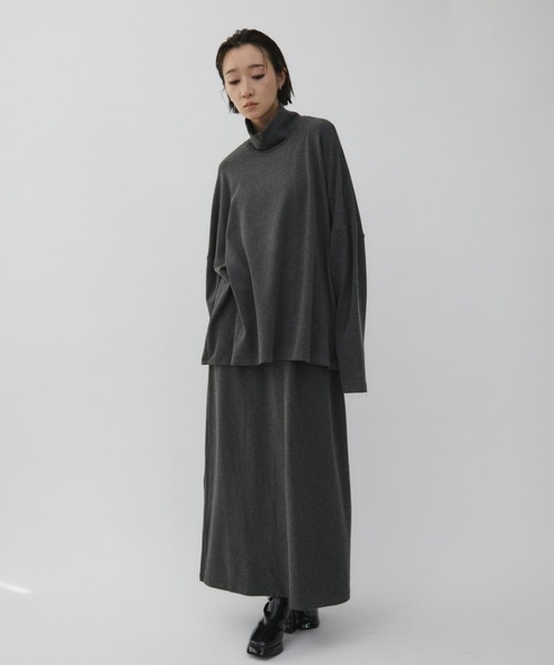 VION(ヴィオン)の「ドレープハイネックアンドマキシスカートセットアップ / Drape High Neck & Maxi Skirt Set Up(Tシャツ/カットソー・レディース・チャコールグレー/ブラウン・FREE)」の2枚目の写真
