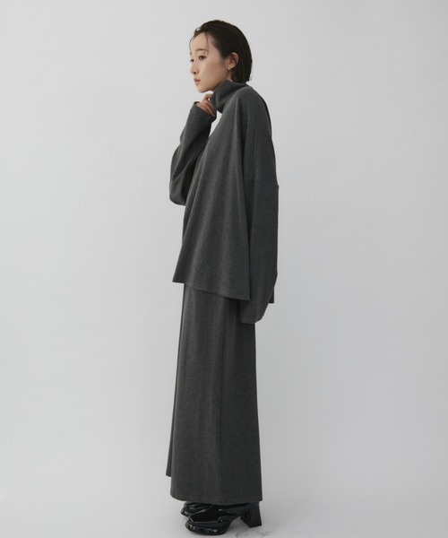 VION(ヴィオン)の「ドレープハイネックアンドマキシスカートセットアップ / Drape High Neck & Maxi Skirt Set Up(Tシャツ/カットソー・レディース・チャコールグレー/ブラウン・FREE)」の5枚目の写真