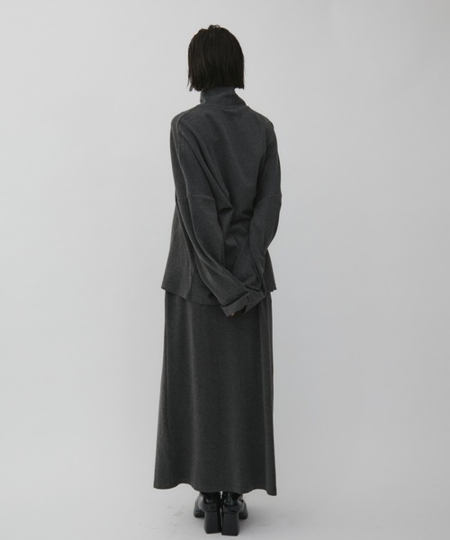 VION(ヴィオン)の「ドレープハイネックアンドマキシスカートセットアップ / Drape High Neck & Maxi Skirt Set Up(Tシャツ/カットソー・レディース・チャコールグレー/ブラウン・FREE)」の6枚目の写真