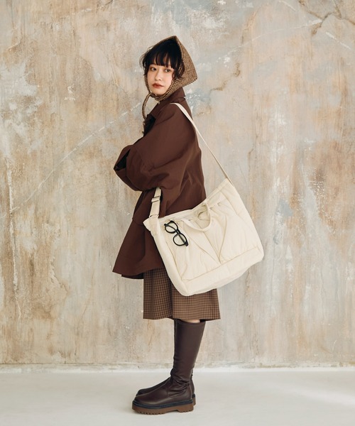 Crisp（クリスプ）の「2ポケットパディングショルダーバッグ（ショルダーバッグ・レディース・ブラック/アイボリー・FREE）」の7枚目の写真