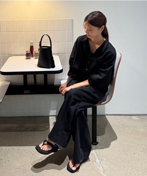 SIYAZU（シヤジュ）の「SIPT7151 カーブドワンタックチノパンツ_ブラック（その他パンツ・レディース・ブラック・SMALL/MEDIUM/LARGE）」の2枚目の写真