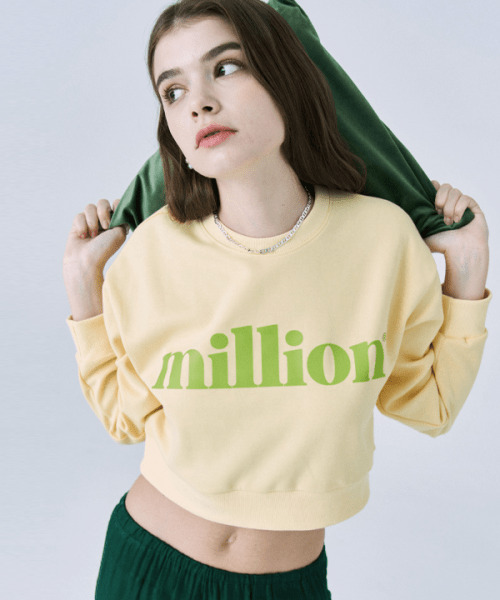 MILLION DAY(ミリオンデイ)の「MILLION BIG LOGO CROP SWEATSHIRT(スウェット・レディース・ダークネイビー・FREE)」の1枚目の写真