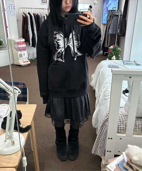 ITZAVIBE（イッザバイブ）の「RIBBON LOGO HOODIE - BLACK（パーカー・レディース・その他・LARGE/MEDIUM/SMALL）」の5枚目の写真