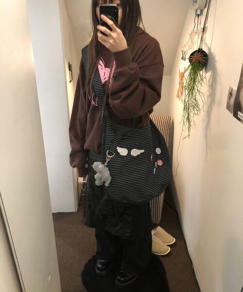 ITZAVIBE（イッザバイブ）の「RIBBON LOGO HOODIE - BLACK（パーカー・レディース・その他・LARGE/MEDIUM/SMALL）」の6枚目の写真