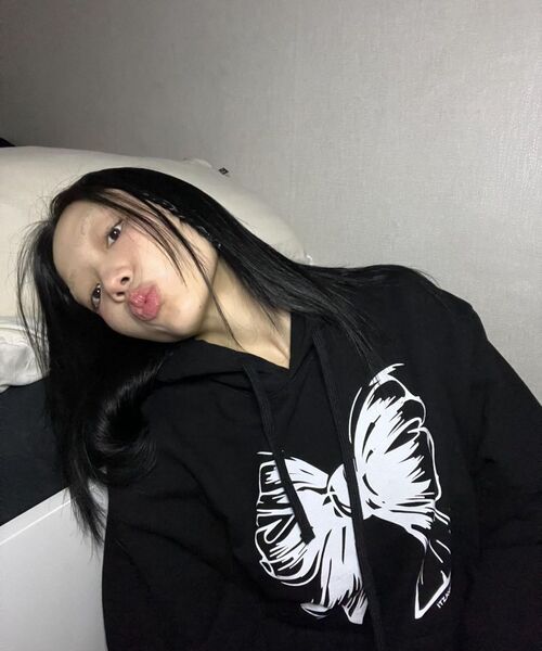 ITZAVIBE（イッザバイブ）の「RIBBON LOGO HOODIE - BLACK（パーカー・レディース・その他・LARGE/MEDIUM/SMALL）」の9枚目の写真