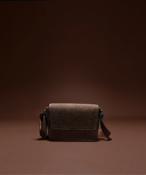 UNITED TOKYO（ユナイテッドトウキョウ）の「SUEDE SHOULDER BAG　｜軽量/長さ調整可能/大人気/ショルダー/横長/ギフト/耐久性/ドリンク収納可（ショルダーバッグ・メンズ・ブラック/ダークブラウン・FREE）」の2枚目の写真
