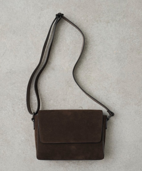 UNITED TOKYO（ユナイテッドトウキョウ）の「SUEDE SHOULDER BAG　｜軽量/長さ調整可能/大人気/ショルダー/横長/ギフト/耐久性/ドリンク収納可（ショルダーバッグ・メンズ・ブラック/ダークブラウン・FREE）」の10枚目の写真
