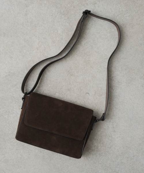 UNITED TOKYO（ユナイテッドトウキョウ）の「SUEDE SHOULDER BAG　｜軽量/長さ調整可能/大人気/ショルダー/横長/ギフト/耐久性/ドリンク収納可（ショルダーバッグ・メンズ・ブラック/ダークブラウン・FREE）」の11枚目の写真