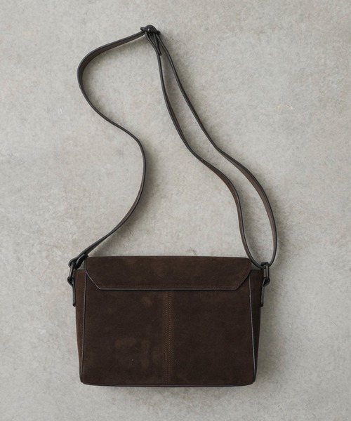 UNITED TOKYO（ユナイテッドトウキョウ）の「SUEDE SHOULDER BAG　｜軽量/長さ調整可能/大人気/ショルダー/横長/ギフト/耐久性/ドリンク収納可（ショルダーバッグ・メンズ・ブラック/ダークブラウン・FREE）」の12枚目の写真