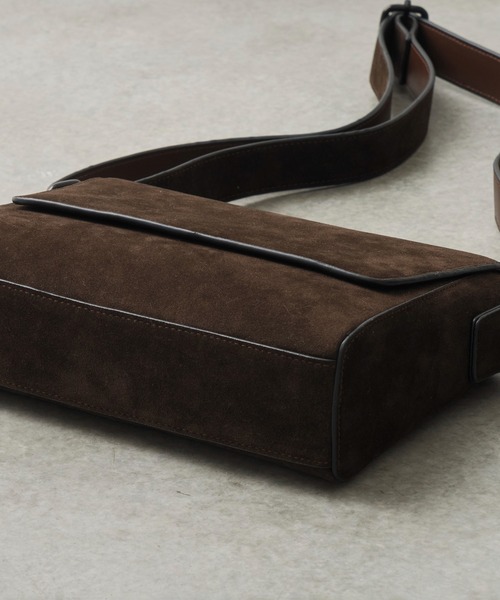UNITED TOKYO（ユナイテッドトウキョウ）の「SUEDE SHOULDER BAG　｜軽量/長さ調整可能/大人気/ショルダー/横長/ギフト/耐久性/ドリンク収納可（ショルダーバッグ・メンズ・ブラック/ダークブラウン・FREE）」の13枚目の写真