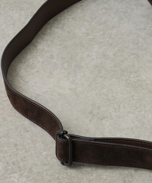 UNITED TOKYO（ユナイテッドトウキョウ）の「SUEDE SHOULDER BAG　｜軽量/長さ調整可能/大人気/ショルダー/横長/ギフト/耐久性/ドリンク収納可（ショルダーバッグ・メンズ・ブラック/ダークブラウン・FREE）」の16枚目の写真