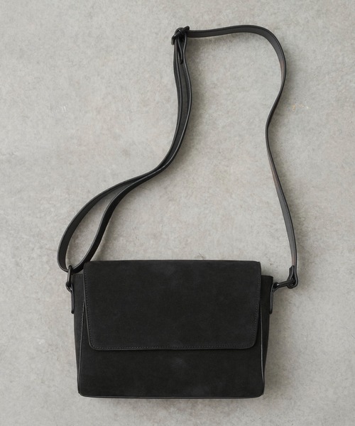 UNITED TOKYO（ユナイテッドトウキョウ）の「SUEDE SHOULDER BAG　｜軽量/長さ調整可能/大人気/ショルダー/横長/ギフト/耐久性/ドリンク収納可（ショルダーバッグ・メンズ・ブラック/ダークブラウン・FREE）」の6枚目の写真