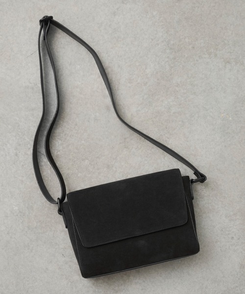 UNITED TOKYO（ユナイテッドトウキョウ）の「SUEDE SHOULDER BAG　｜軽量/長さ調整可能/大人気/ショルダー/横長/ギフト/耐久性/ドリンク収納可（ショルダーバッグ・メンズ・ブラック/ダークブラウン・FREE）」の7枚目の写真
