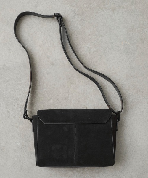 UNITED TOKYO（ユナイテッドトウキョウ）の「SUEDE SHOULDER BAG　｜軽量/長さ調整可能/大人気/ショルダー/横長/ギフト/耐久性/ドリンク収納可（ショルダーバッグ・メンズ・ブラック/ダークブラウン・FREE）」の8枚目の写真
