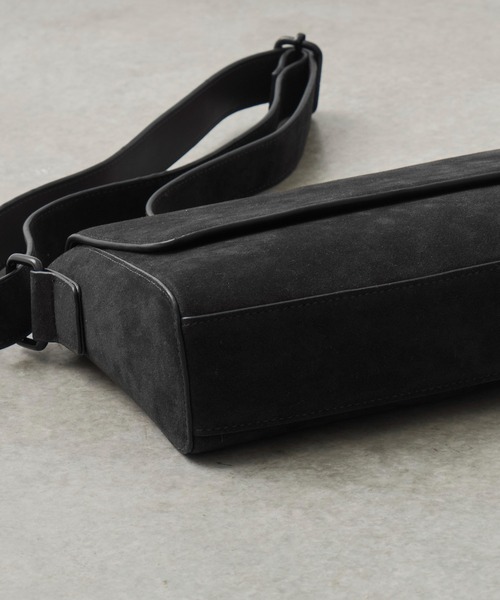 UNITED TOKYO（ユナイテッドトウキョウ）の「SUEDE SHOULDER BAG　｜軽量/長さ調整可能/大人気/ショルダー/横長/ギフト/耐久性/ドリンク収納可（ショルダーバッグ・メンズ・ブラック/ダークブラウン・FREE）」の14枚目の写真