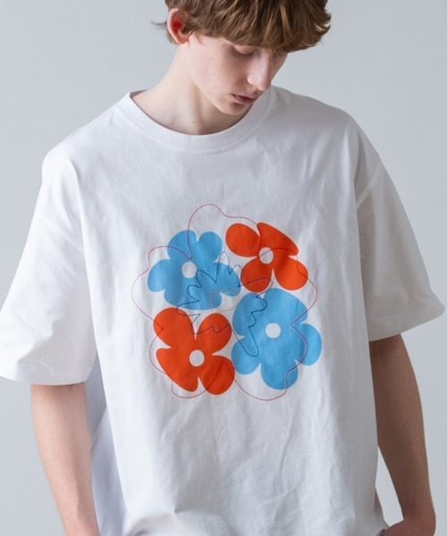 rehacer（レアセル）の「rehacer TEE : Retro Flower Wide TEE / レトロフラワーワイドT-shirt（Tシャツ/カットソー・メンズ・ブラック/ホワイト・MEDIUM/SMALL/X-LARGE/LARGE）」の2枚目の写真