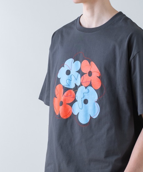 rehacer（レアセル）の「rehacer TEE : Retro Flower Wide TEE / レトロフラワーワイドT-shirt（Tシャツ/カットソー・メンズ・ブラック/ホワイト・MEDIUM/SMALL/X-LARGE/LARGE）」の12枚目の写真