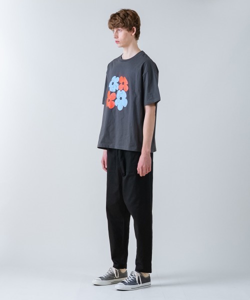 rehacer（レアセル）の「rehacer TEE : Retro Flower Wide TEE / レトロフラワーワイドT-shirt（Tシャツ/カットソー・メンズ・ブラック/ホワイト・MEDIUM/SMALL/X-LARGE/LARGE）」の3枚目の写真