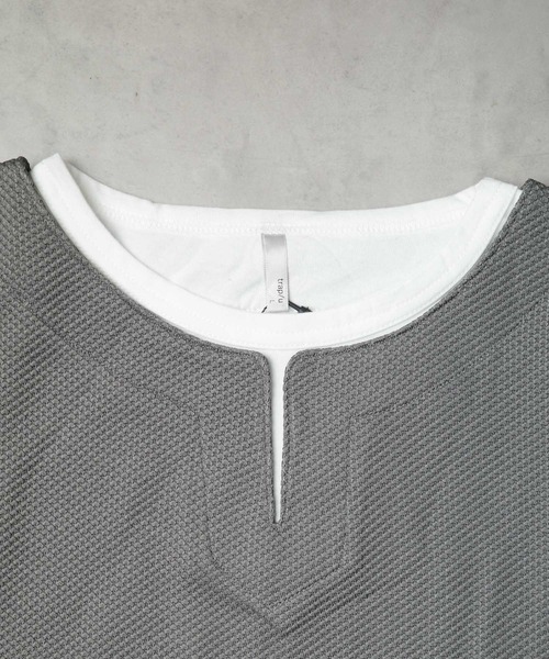 B.I.D.(ビーアイディー)の「《ハニカムストレッチ レイヤード風キーネックTシャツ》(Tシャツ/カットソー・レディース・グレー/ホワイト/ブラック・MEDIUM/LARGE)」の4枚目の写真