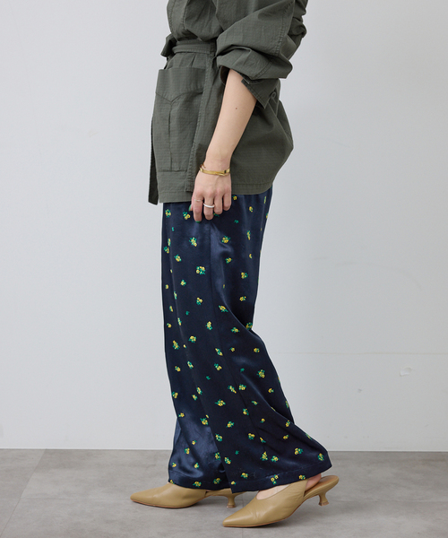 SLOBE IENA（スローブイエナ）の「flower刺繍サテンイージーパンツ（その他パンツ・レディース・ネイビー/イエロー・FREE）」の8枚目の写真