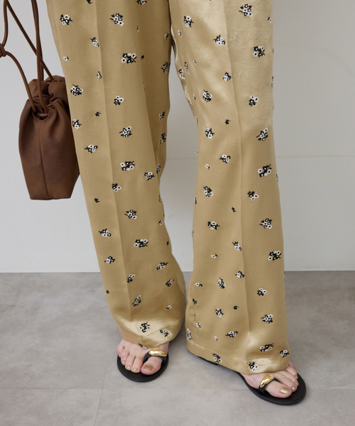 SLOBE IENA（スローブイエナ）の「flower刺繍サテンイージーパンツ（その他パンツ・レディース・ネイビー/イエロー・FREE）」の22枚目の写真