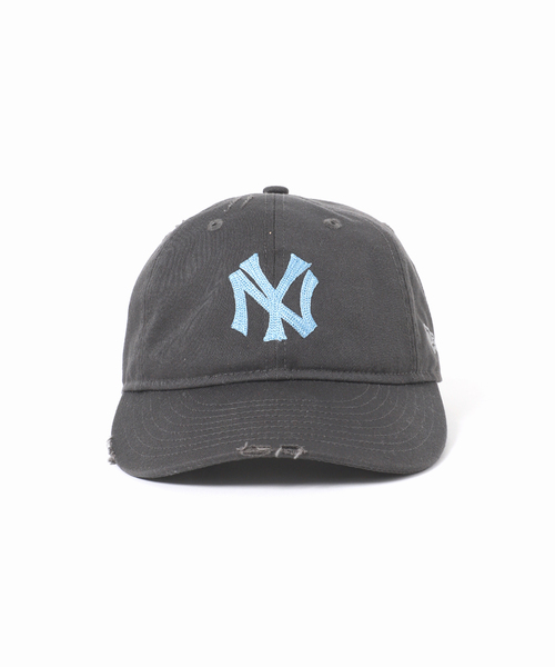 NEW ERA（ニューエラ）の「NEW ERA / ニューエラ 別注 9THIRTY(TM) ハードウォッシュ Yankees（キャップ・メンズ・チャコールグレー/アイボリー・FREE）」の3枚目の写真