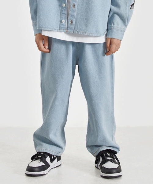 XLARGE KIDS（エクストララージキッズ）の「ヒップパッチロゴ デニムパンツ（デニムパンツ・キッズ・ブルー/ライトブルー・120cm/90cm/140cm/130cm/110cm/100cm）」の2枚目の写真