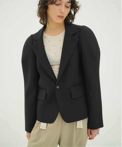 CLANE（クラネ）の「SCULPTED SLEEVE COMPACT JACKET（テーラードジャケット・レディース・ブラック/ベージュ・1/2）」の2枚目の写真