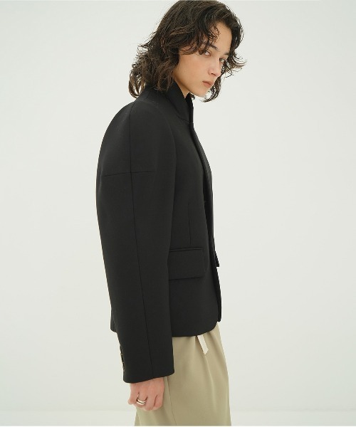 CLANE（クラネ）の「SCULPTED SLEEVE COMPACT JACKET（テーラードジャケット・レディース・ブラック/ベージュ・1/2）」の4枚目の写真