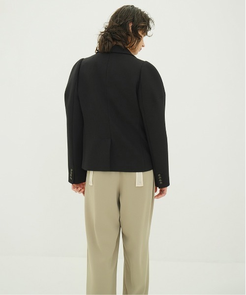 CLANE（クラネ）の「SCULPTED SLEEVE COMPACT JACKET（テーラードジャケット・レディース・ブラック/ベージュ・1/2）」の7枚目の写真