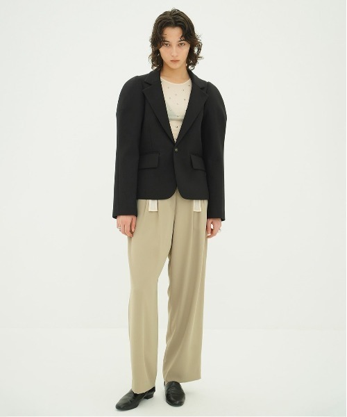CLANE（クラネ）の「SCULPTED SLEEVE COMPACT JACKET（テーラードジャケット・レディース・ブラック/ベージュ・1/2）」の8枚目の写真