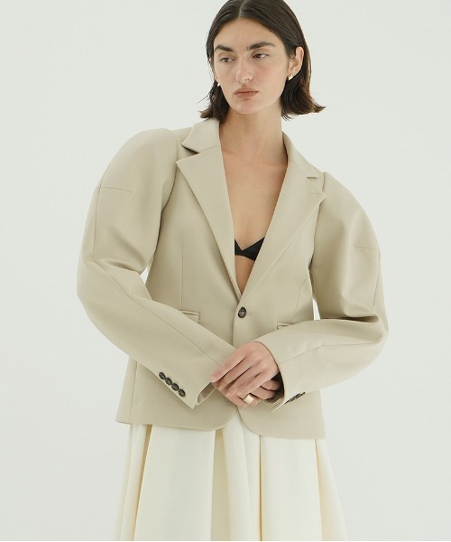 CLANE(クラネ)の「SCULPTED SLEEVE COMPACT JACKET(テーラードジャケット・レディース・ブラック/ベージュ・1/2)」の3枚目の写真