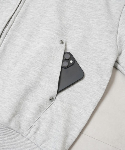 Laufer(ロイファー)の「【Laufer】エンブレム スタッズ ダブルジップ パーカー ショート丈 【セットアップ可能】/ Emblem Studs Double-Zip Hoodie(パーカー・メンズ・ブラウン/ブラック/グレー・M/L/XL)」の13枚目の写真