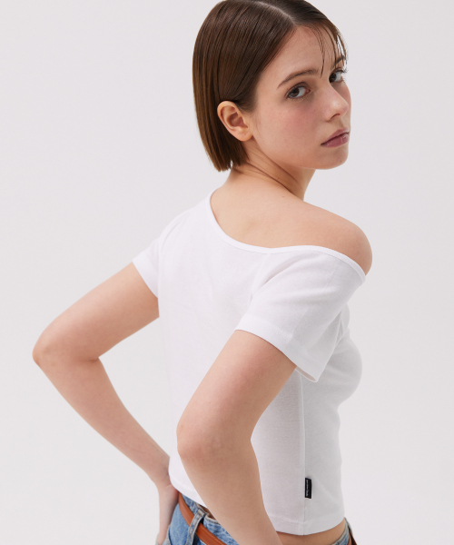 AWESOME STUDIO（オーサムスタジオ）の「アンバランスオフショルダークロップトップホワイト（Tシャツ/カットソー・レディース・ホワイト・FREE）」の2枚目の写真