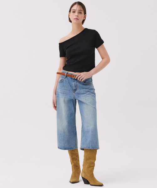 AWESOME STUDIO（オーサムスタジオ）の「アンバランスオフショルダークロップトップホワイト（Tシャツ/カットソー・レディース・ホワイト・FREE）」の4枚目の写真