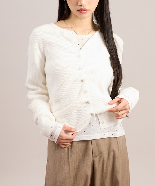 apres jour mignon(アプレジュールミニョン)の「シャーリングボタンカーディガン(カーディガン/ボレロ・レディース・ホワイト/ライトグレー/ライトピンク・LARGE/フリー)」の13枚目の写真