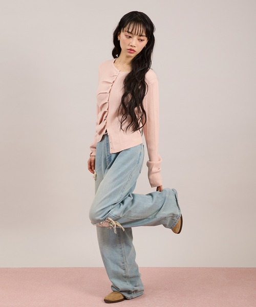 apres jour mignon(アプレジュールミニョン)の「シャーリングボタンカーディガン(カーディガン/ボレロ・レディース・ホワイト/ライトグレー/ライトピンク・LARGE/フリー)」の7枚目の写真
