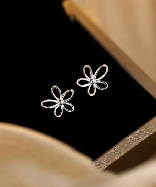 MASHIRO】フラワードローイングモチーフワンポイントペアピアス(MA
