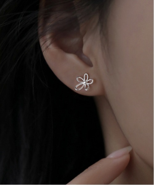 MASHIRO】フラワードローイングモチーフワンポイントペアピアス(MA