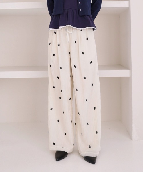 archives(アルシーヴ)の「花柄刺繍イージーワイドパンツ(その他パンツ・レディース・アイボリー/ブラック・MEDIUM)」の2枚目の写真